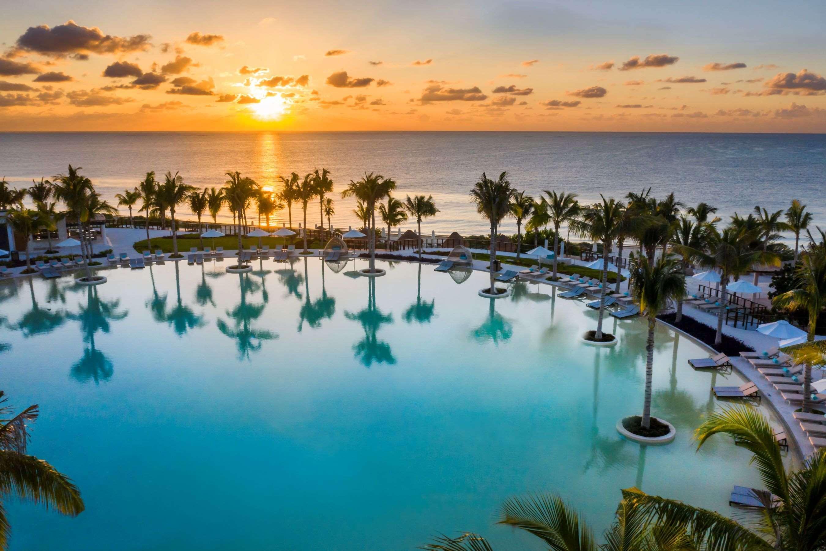 Haven Riviera Cancun (Adults Only) Alfredo V. Bonfil Luaran gambar Sunset at the Hard Rock Hotel in Cancun