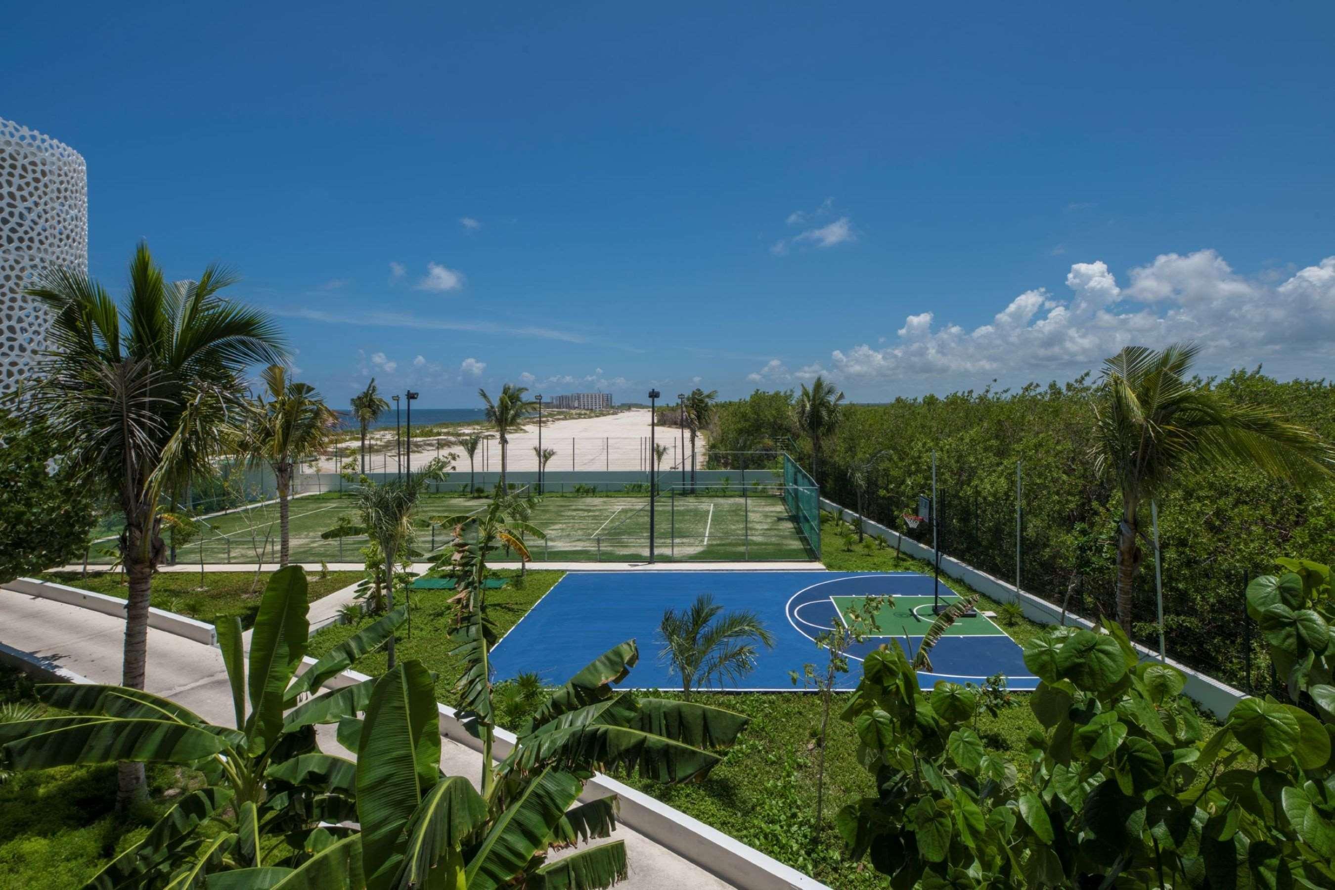 Haven Riviera Cancun (Adults Only) Alfredo V. Bonfil Luaran gambar Tennis and basketball courts